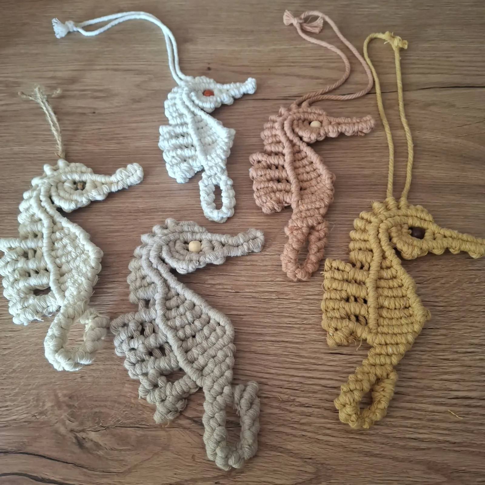 Hippocampes en macramés de différentes couleurs