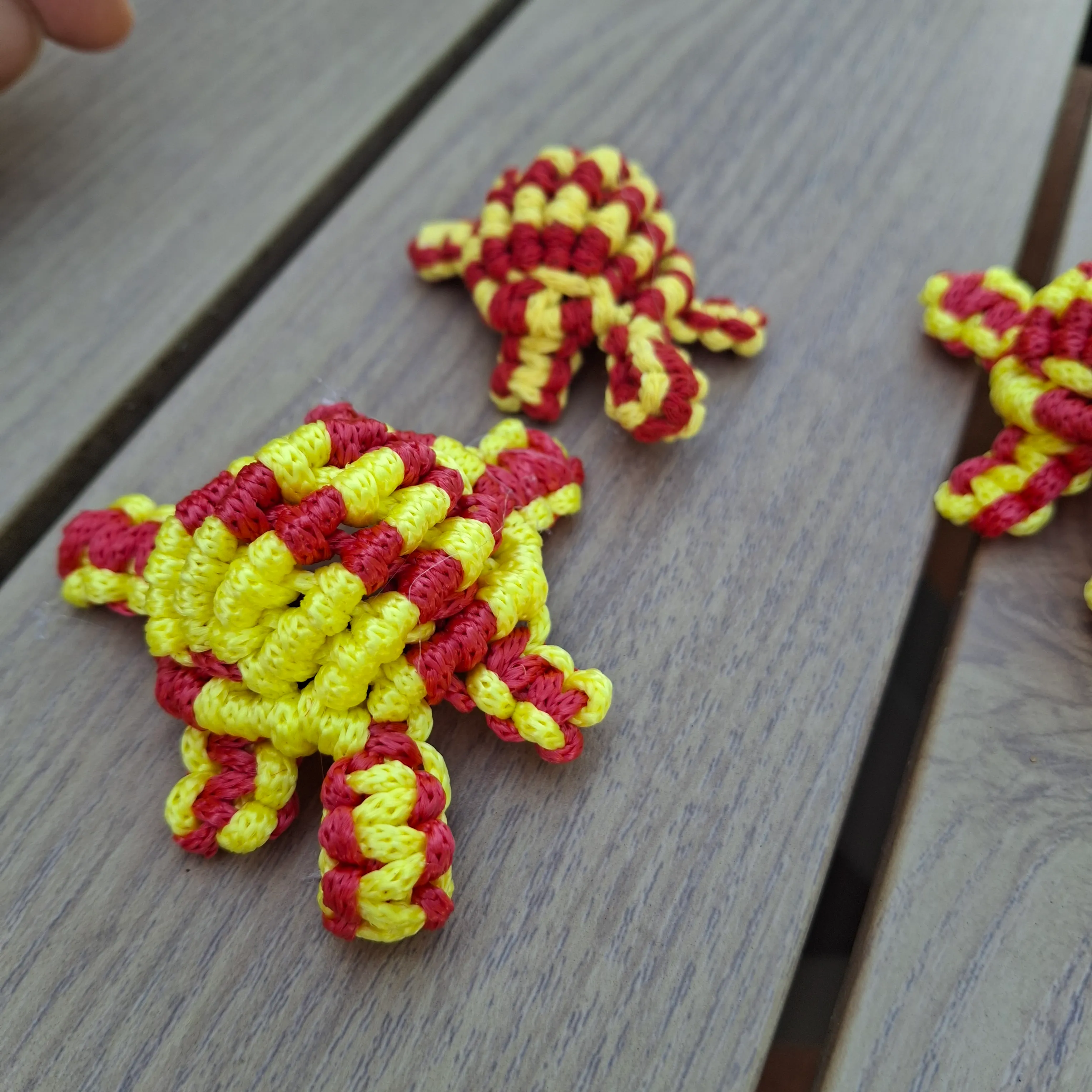 Tortues en macramé aux couleurs catalanes