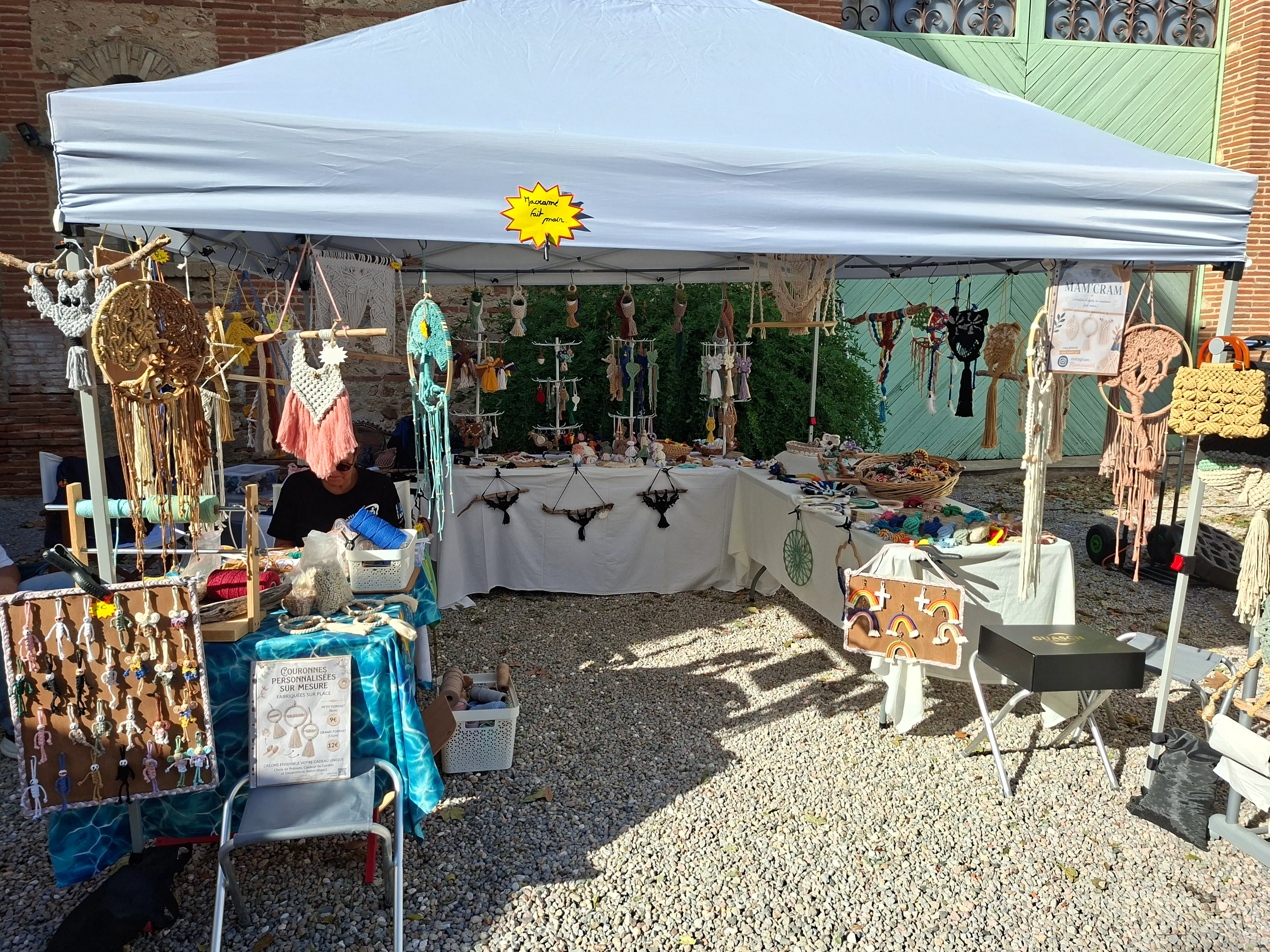 Stand de créations en macramé sur un marché d'artisans
