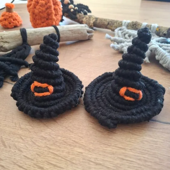 Chapeau de sorcière en macramé